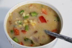 Linssikeitto. Ensin keitin linssejä ja sitten lisäsin sinne seoksen paistettua sipulia, valkosipulia, inkivääri ja mausteita (esim. curry, jeera, korianterin siemen, mustapippuri, garam masala) sekä eri vihanneksia kuten pitkäpapua, tomaattia, bataattia, porkkanaa, perunaa tai vaikka paprikaa. 