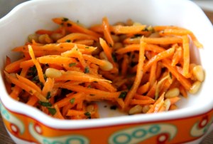 Maustettu porkkasalaatti oli juuri mitä toivoin. Venäjän kauppahalleista on saanut tällaisia ihmeellisen hyvin maustettuja porkkanasalaatteja. Liekö osa niistä sitten uzbekistanilaista alkuperää. 