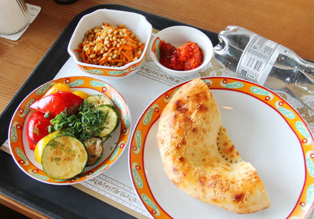 Kasvisruokaa Moskovan Sheremetjevon lentokentän uzbekistanilaisessa ravintolassa. 