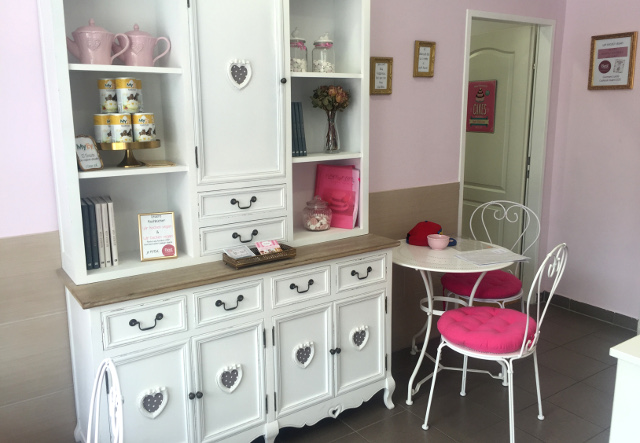 Nom Nom luotti leivonnaiskahvilana söpöstelytyyliin, mutta kitchimmin kuin upea Simply Raw. 