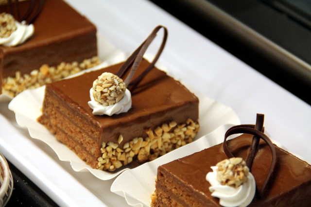 Tällaisia manteli-nougatleivoksiakin olisi saanut. 