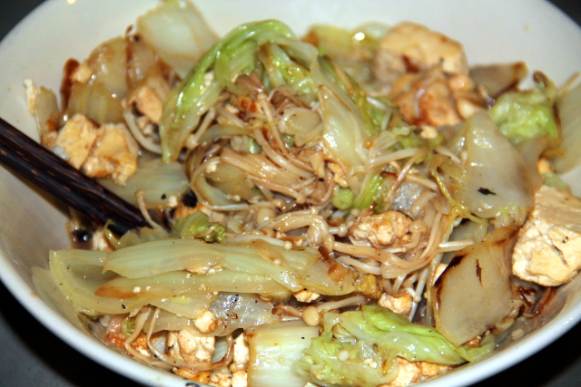 paistettua kiinankaalia ja enokisieniä