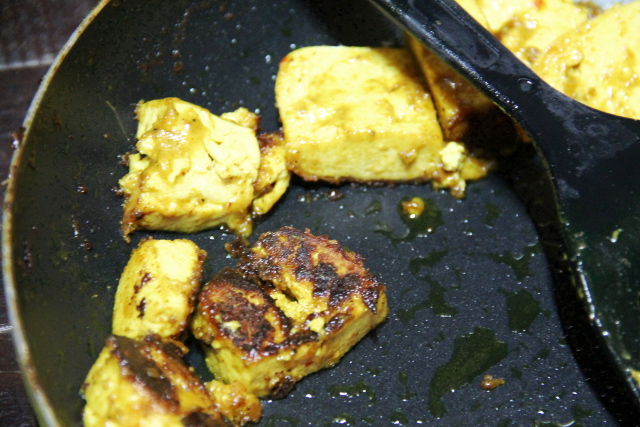 Curryjauheessa paistetut tofut. 