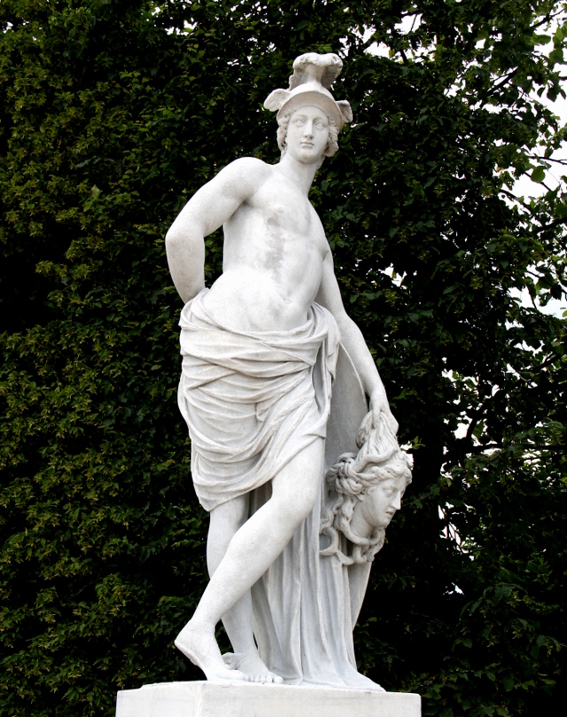 Aika Game of Thrones -henkinen patsas Belvederen puistossa. 