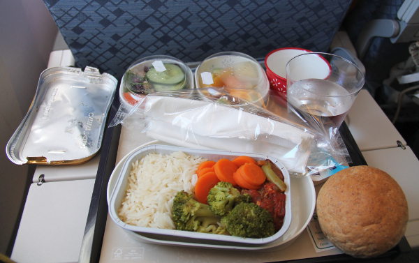 Cathay Pacificin päivällinen Lontoo - Hong syksyllä 2014. Aika ankeasti keitettyjä vihanneksia, mutta sentään jotain tomaattisoossia alla. 