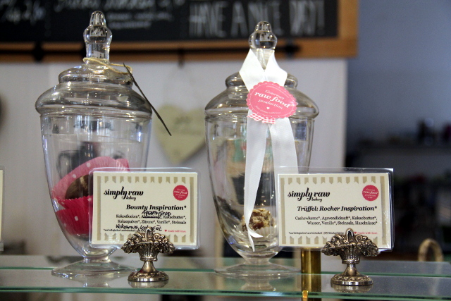 Tällaisia lasipurkkeja oli kahvilassa paljon ja niissä oli myynnissä pikkuhyvää. 