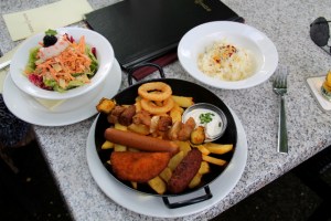 Gusto pan -annos ja sen mukana tullut hapankaali sekä alkuruoaksi tilaamani leikkitonnikalasalaatti. 