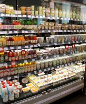 Lähinnä erilaisia soijajugurtteja Wienin Veganz-kaupassa. 