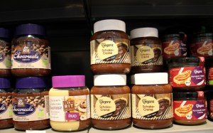 Suklaatahnoja Veganzin hyllyssä Wienissä. 