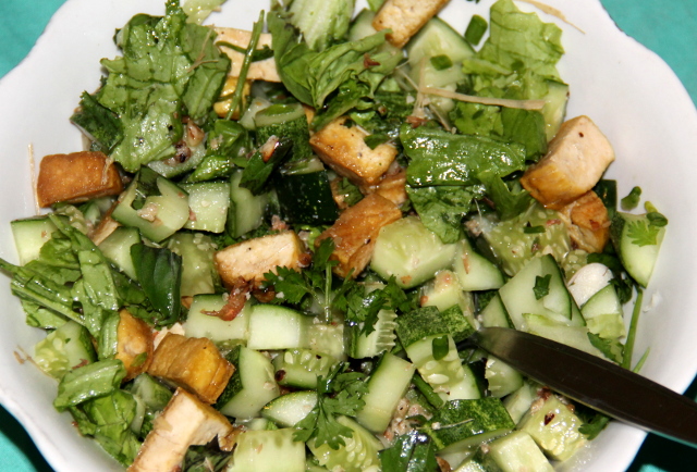 Salaatissa rapsakaksi paistettua tofua, kurkkua, salaattia ja tuoretta korianteria. 