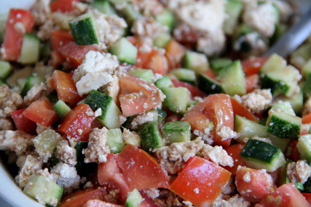 Tofua, kurkkua ja tomaattia. 