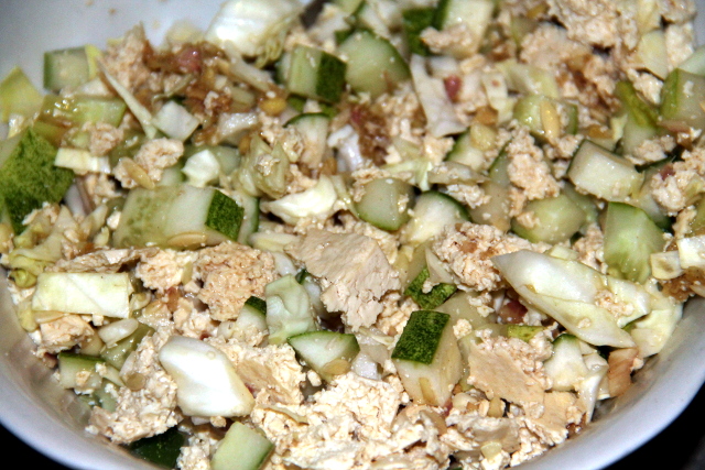 Yritän muistaa, ettei tofua tarvitse aina kuutioida ja viipaloida, vaan sen voi murustaa käsissä. Salaateissa se on paljon kivempi koostumus. 