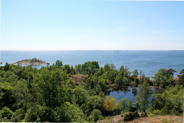 Vallisaaren eteläisessä, suljetussa osassa on lampi, saari ja taustalla näkyy pikkusaaria. 