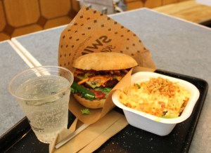 Vegaanihampurilainen coleslawn kera Swing Kitchenissä. 