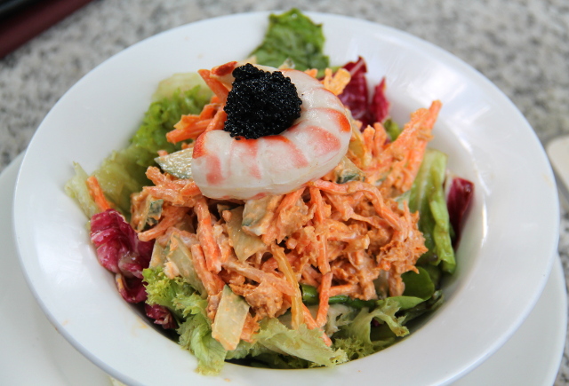 Vegaaninen tonnikalasalaatti. Päällimmäisenä merileväkaviaaria (Caviart), jota saa monista marketeista Suomesta ja maailmalta. Feikkikatkaravut kuten tämä eivät maistu paljoa miltään, mutta ovat ihan hauskoja. Salaatti oli oikein messevää. 