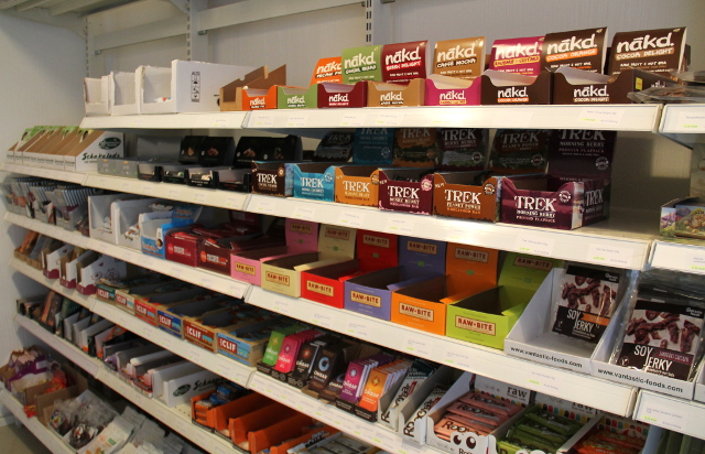 Suklaapatukoita ynnä muita nameja Helsingin Vegekaupassa. 