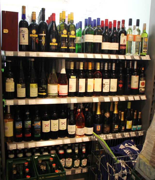 Viinihylly kuuluu keskieurooppalaiseen kauppaan, näin myös Veganzissa. 