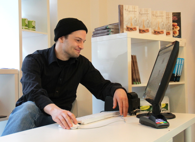 Vaasakadun vegekauppias tiskin takana. 