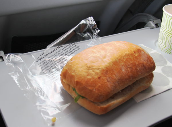 Vegetarian ciabatta Helsinki-Lontoo -välillä Finnairin lennolla. 