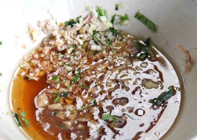 yrttejä mausteliemessä