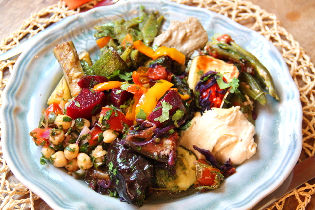 Buffetlautanen Cascaisin kasvisravintola House of Wondersissa. Buffetissa oli paljon marinoituja vihanneksia, joten se oli siten messevä salaattibuffet, mutta olisin toivonut ehkä vähän enemmän makua. Onneksi tahnoilla sain suolaisuutta lusikallisiini. 