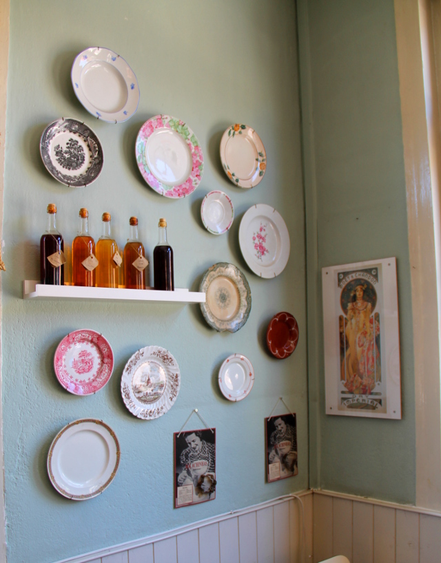 Sisustusta Cafe na Fabrican seinällä, kävimme siellä syömässä vegaaniburgerit. 