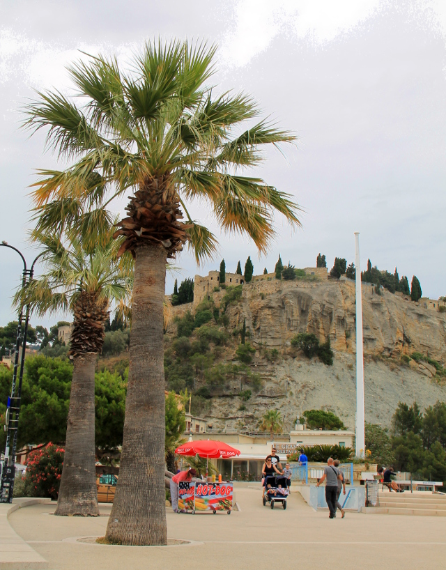 Cassisin keskustan vieressä oleva linnakukkula. 