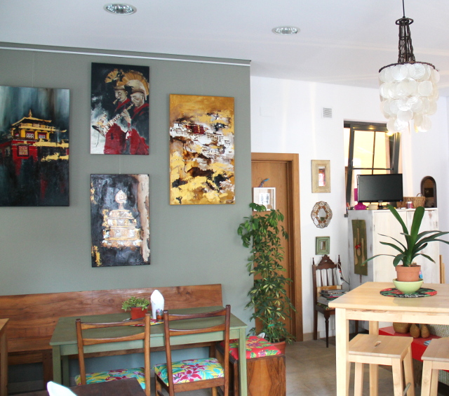 Dona Florin kasviskahvilan kivaa sisustusta. 