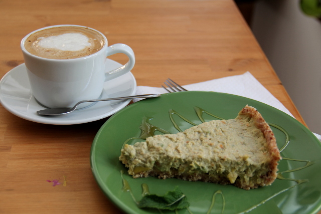 Cappucino ja avokadoraakakakkua Cascaisin ravintola Dona Florissa. 