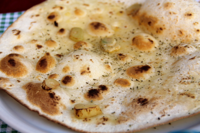 Tilasin aamiaiseksi focaccian, jotka olen käsittänyt vähän paksummiksi ja kuohkeammiksi. Tämä oli tälläinen ohut rapea versio, mutta ihan hyvä kun oli valkosipulia, öljyä ja suolaa päällä. 