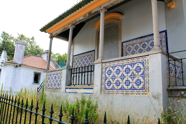 Monet Sintran taloista vaikuttavat asumattomilta, ja paraatipaikoilla on joitain ihan ränsistyneitä asumattomia taloja, mikä ihmetytti turistisessa kaupungissa. 