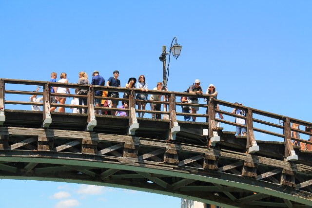 ihmisiä venetsian sillalla