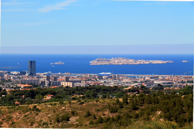 Näköala Marseilleen ja Ile de Frioulin ja Ile d´Ifin saarille. 