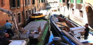 Venetsiassa on jopa organisoitu niin, että jätteenpuristaminen ja kuljetus tapahtuu tämmöisellä vasemmanpuoleisella veneellä. 