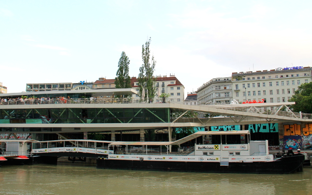 Tonavan kanaalin rannalla oleva ravintola Mot