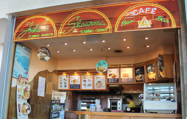 Jos House of Wondersin hintataso käy liian kovaksi, niin Cascais Villan ostarin food courtista löytyy Joshua´s Shoarma. Ostarissa näkyi olevan myös luontaistuotekauppa, jossa on jotain vegaanierikoistuotteita. 