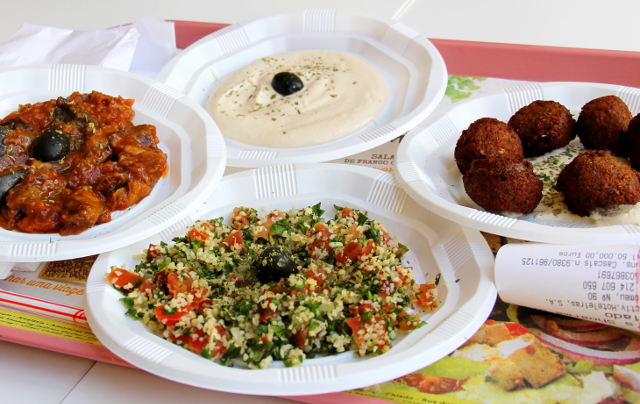 Joshua´s Shoarmasta voi tilata annoksen oheen yksittäisi lautasia lempituotteitaan. Nämä pahvilautase ovat tosin aika rupuisen näköisiä. Tilasimme tällaisen satsin kun en ekalla kerralla tajunnut systeemiä, että tulee halvemmaksi ostaa jokin combo vegemenusta ja ostaa näitä lautasellisia lisäkkeeksi. 