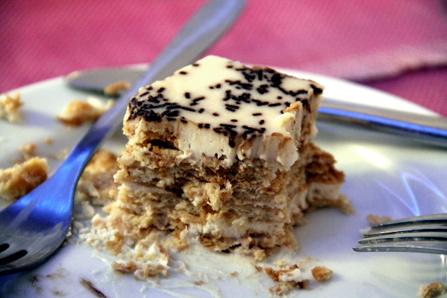 Kakkupala, jossa välit olivat jonkinlaista keksitaikinaa. 