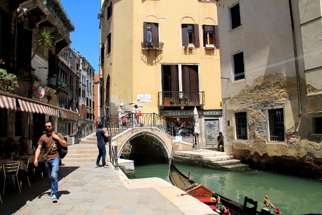 Kanava lähellä majapaikkaani, josta kuljetaan tuosta sillalta vasempaan suuntaa. Heti nurkan takana tässä oikealla on La Zucca -ravintola. 