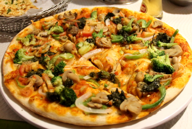 Kasvispitsa ilman juustoa Sintran intialais-italialaisessa Indian Palacessa. 