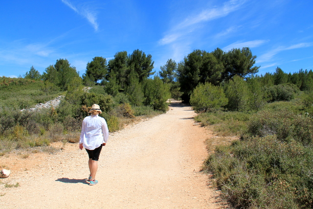 AirBnb-kämppämme takana La Batarellen kaupunginosassa oli kävelypolkuja ja pusikkoa. 