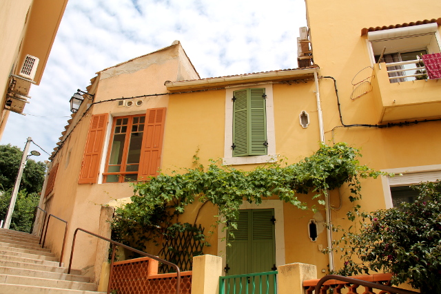 keltainen rakennus cassisissa