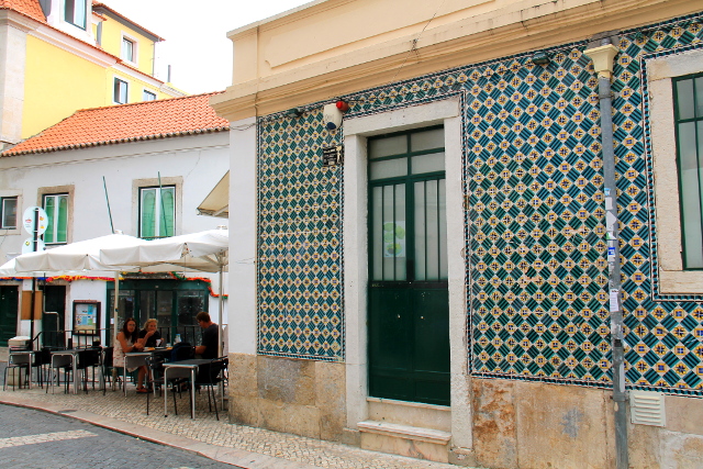 Tämä kahden kadun kulmassa oleva kahvila oli ihan hotellimme vieressä. 