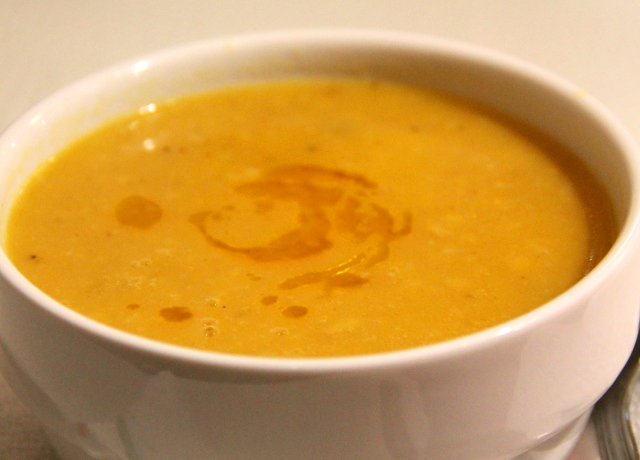 Linssikeittoa intialais-italialaisessa ravintolassa Sintran Sao Pedro de Penaferrimissä. 