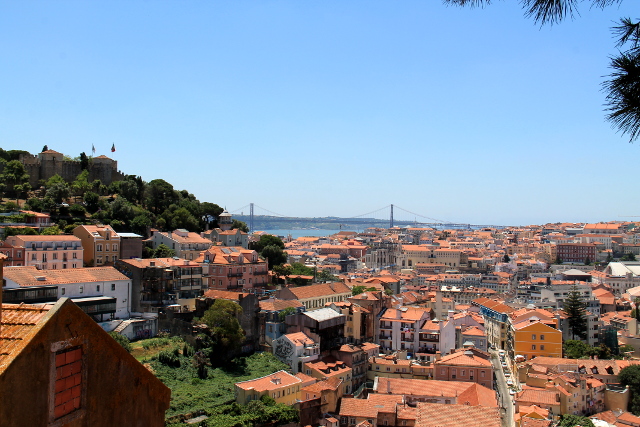 Lissabonin kattoja kukkulalta katsottuna, 