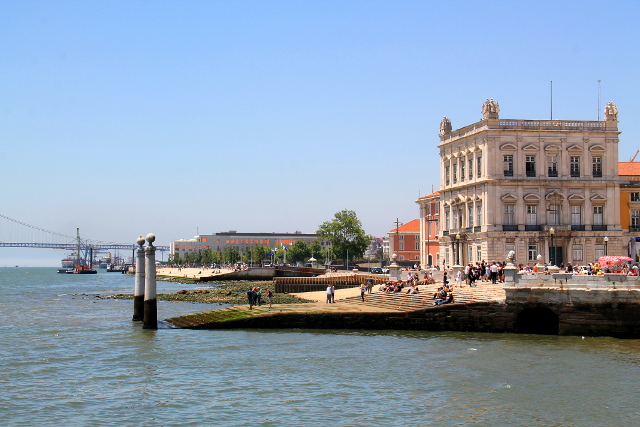 Lissabonin rantaa ja Ponte 25 de Abril. 