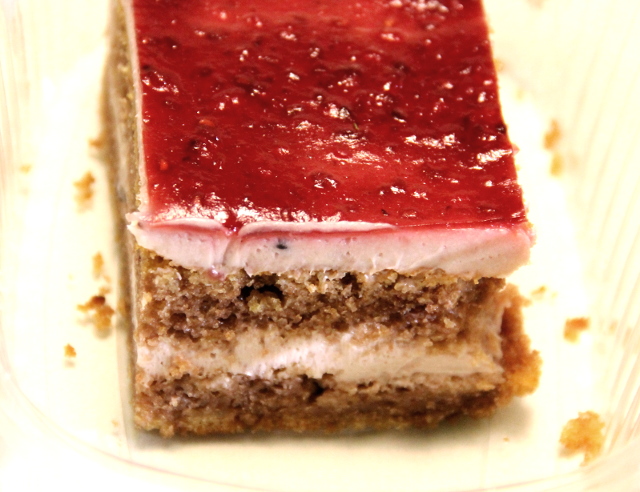 Buffetin jälkeen ei jaksanut syödä kakkua, joten ostin sitä mukaan. 