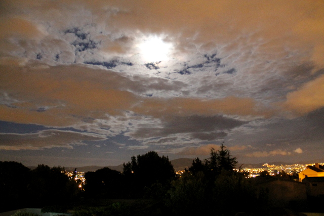 Marseillen iltataivas ja kaupungin valot majapaikkamme ikkunoista kuvattuna. 