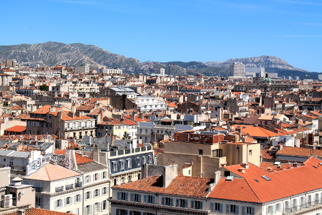 Marseillen kattoja sataman maailmanpyörästä kuvattuna.