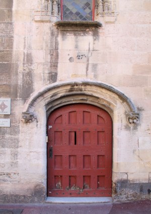 Marseillen vanhimman talon ovi vanhassa kaupungissa satama-altaan pohjoispuolella. 